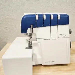 Husqvarna Viking Amber Air S400 Serger Overlock Machine New Open Box Floor Model